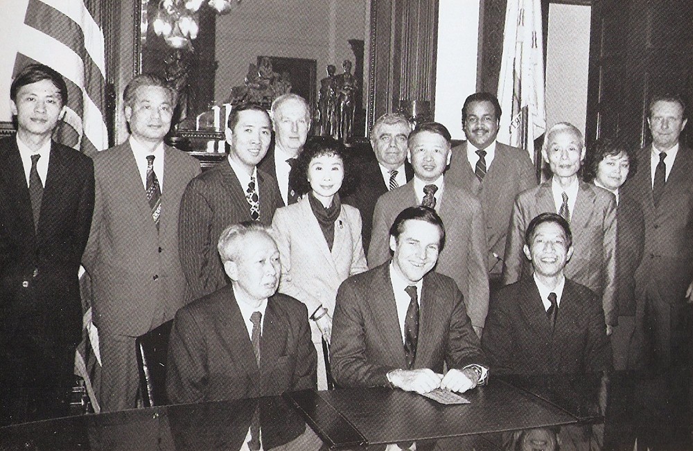 web1、1982年汪潔總經理在美國新澤西州拜訪州長凱恩先生及加州州務卿徐敏小姐.jpg