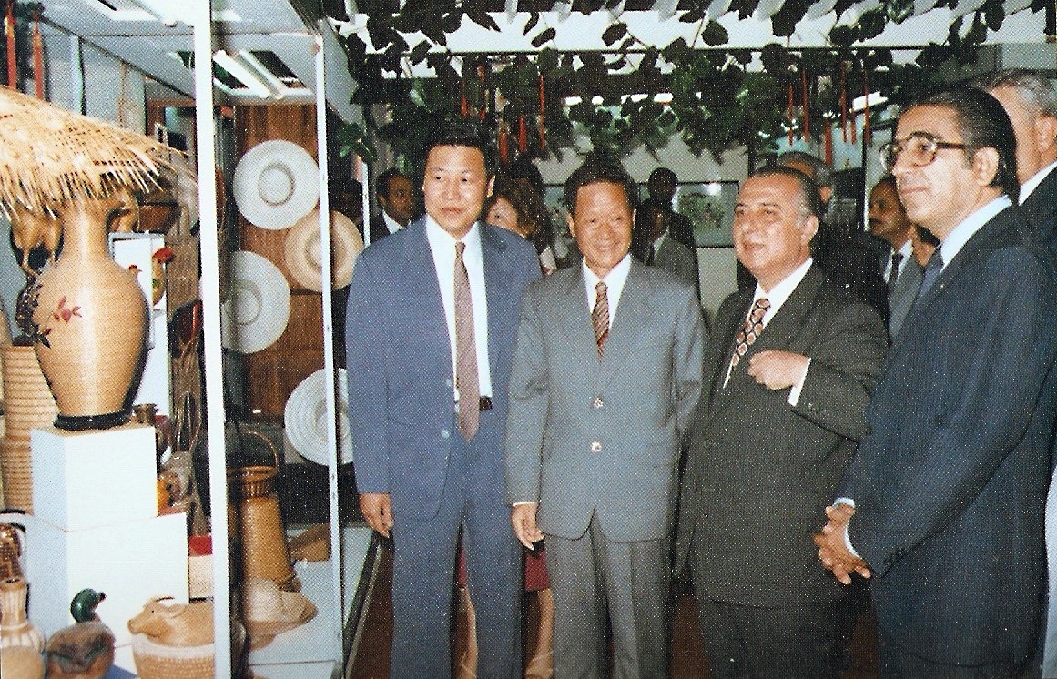 web2、1982年副總經理王維祥同志在塞浦路斯國際博覽會擔任中國館館長時向總統斯皮基普里亞努介紹我司商品.jpg
