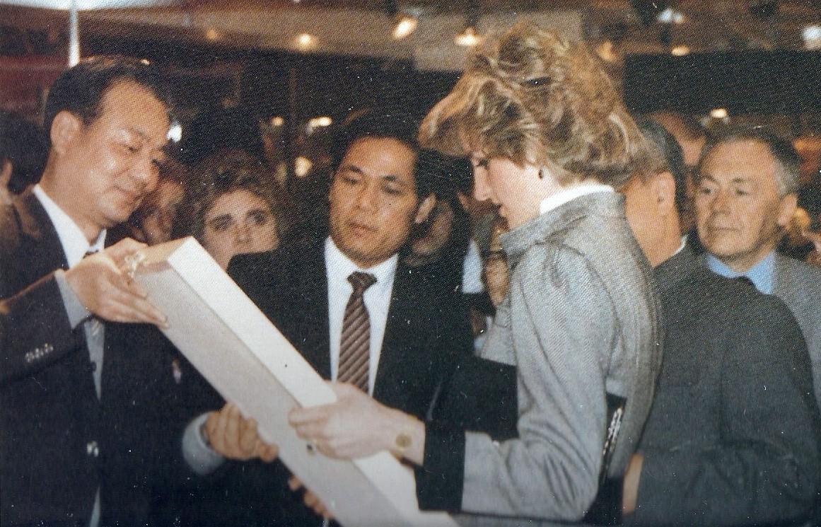 web3、1985年汪潔總經理在英國倫敦《理想家庭博覽會》上向戴安娜王妃贈送《戴安娜王妃》刺繡像。王妃連連稱贊“非常像”.jpg