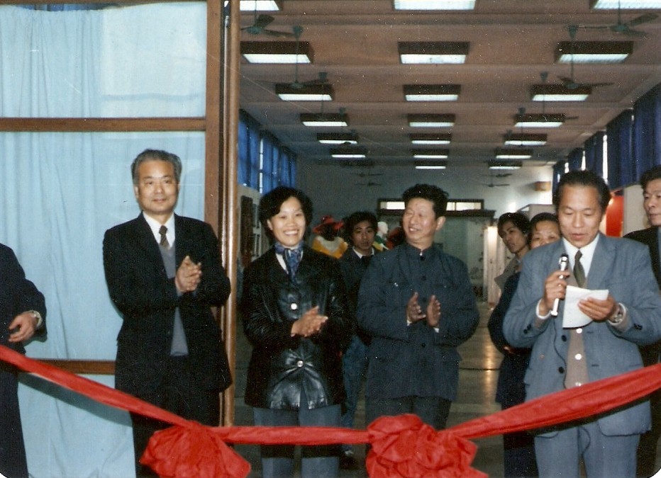 web5、 1987年2月工藝美術學校第一屆畢業典禮。省二輕總經理葉榮寶、浙江美院院長肖峰與我司總經理汪潔參加剪彩典禮.jpg